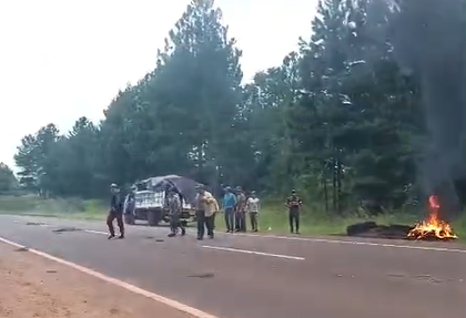 Misiones | Productores y tareferos se unen y cortan rutas en protesta contra el Gobierno nacional por la desregulación de la yerba mate y los bajos salarios