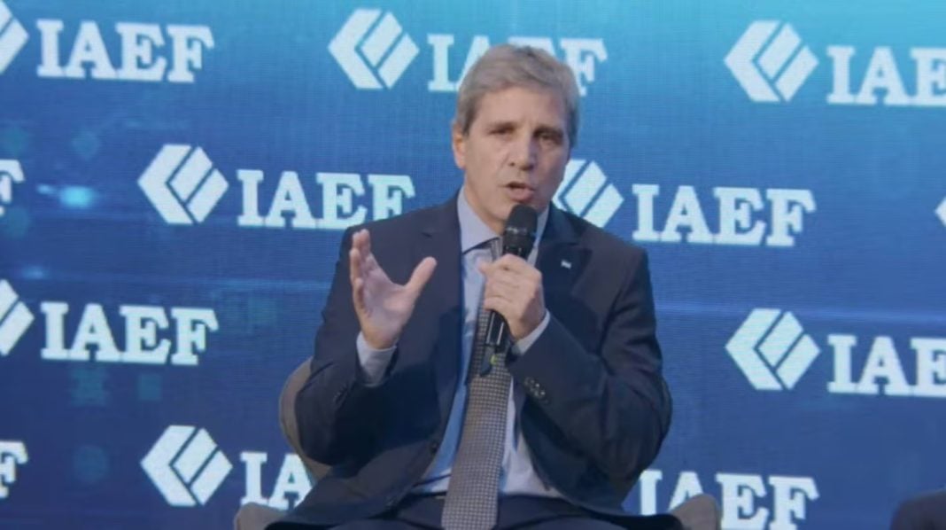 El Gobierno nacional reafirmó que avanzará en la competencia de monedas y que permitirán la libre circulación de pesos y dólares