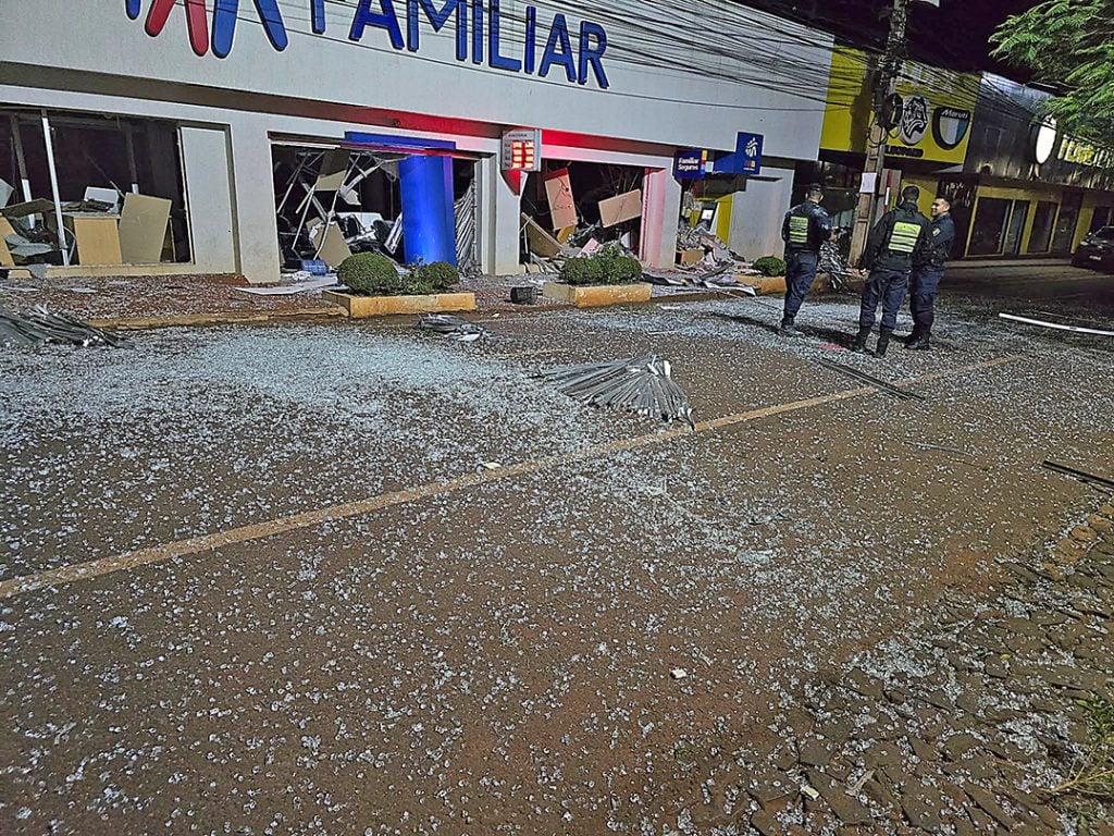 Alerta máxima en Paraguay: un comando de 20 hombres sitió una ciudad, dinamitó dos bancos y tomó rehenes