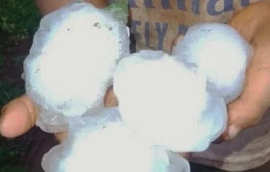 Volvió a caer granizo en algunas zonas de Misiones y advierten que el tiempo empeorará entre la madrugada y la mañana de este lunes: elevan la alerta a naranja